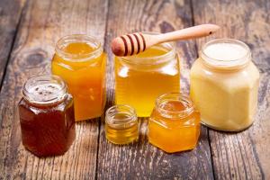 Membuat bungkus madu untuk menurunkan berat badan di rumah